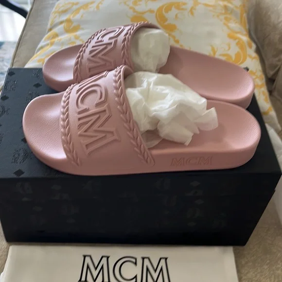 Mcm pink rubber slide - Picture 3 of 8